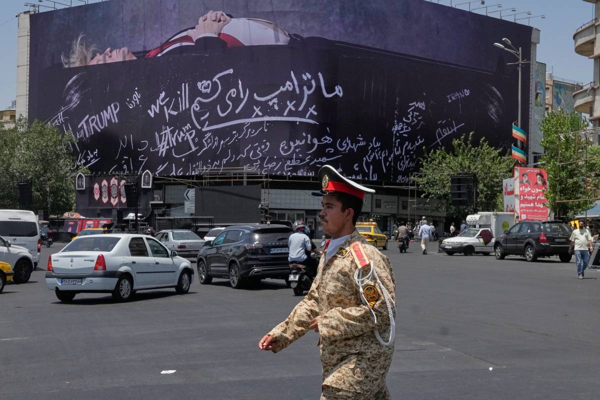 Hormuz, sesta notte di raid. E l'Iran "seppellisce" Trump